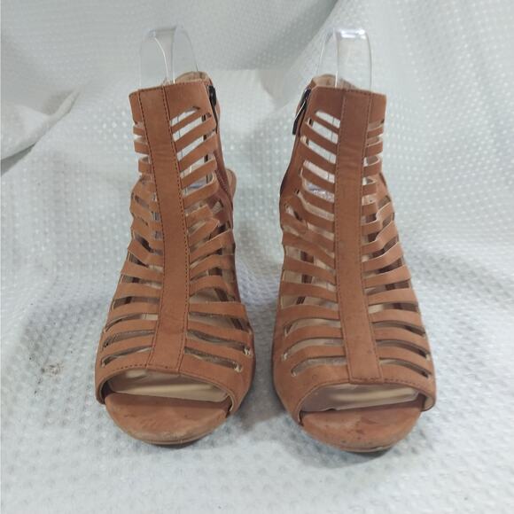 VINCE CAMUTO! FAWN BEIGE/TAN VEGAN SUEDE LEATHER LADDER FRONT HEELS! SZ 10M - Picture 5 of 11